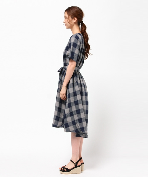 LBC（エルビーシー）の「BBリネンオーバーダイブロックVネックワンピース（ワンピース・レディース・グレー/ブルー/マスタード・MEDIUM）」の8枚目の写真