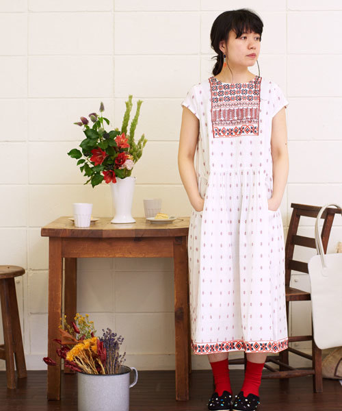 bulle de savon(ビュルデサボン)の「ドビークロスステッチ刺繍OP(ワンピース・レディース・ホワイト×レッド・FREE)」の12枚目の写真