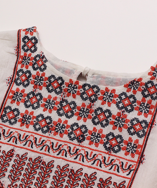bulle de savon(ビュルデサボン)の「ドビークロスステッチ刺繍OP(ワンピース・レディース・ホワイト×レッド・FREE)」の8枚目の写真