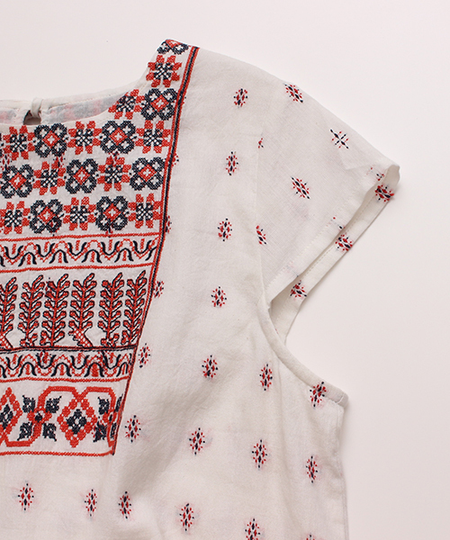 bulle de savon(ビュルデサボン)の「ドビークロスステッチ刺繍OP(ワンピース・レディース・ホワイト×レッド・FREE)」の9枚目の写真