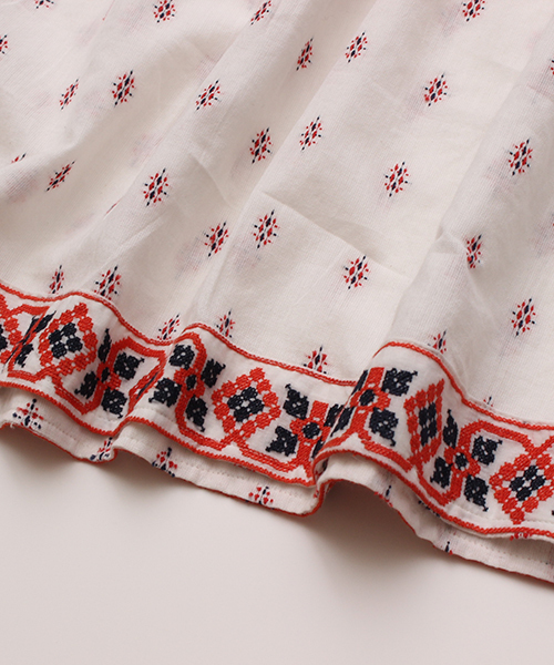 bulle de savon(ビュルデサボン)の「ドビークロスステッチ刺繍OP(ワンピース・レディース・ホワイト×レッド・FREE)」の11枚目の写真