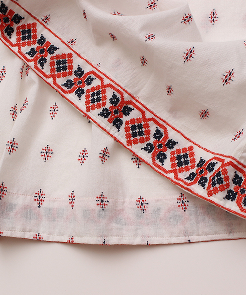 bulle de savon(ビュルデサボン)の「ドビークロスステッチ刺繍OP(ワンピース・レディース・ホワイト×レッド・FREE)」の3枚目の写真