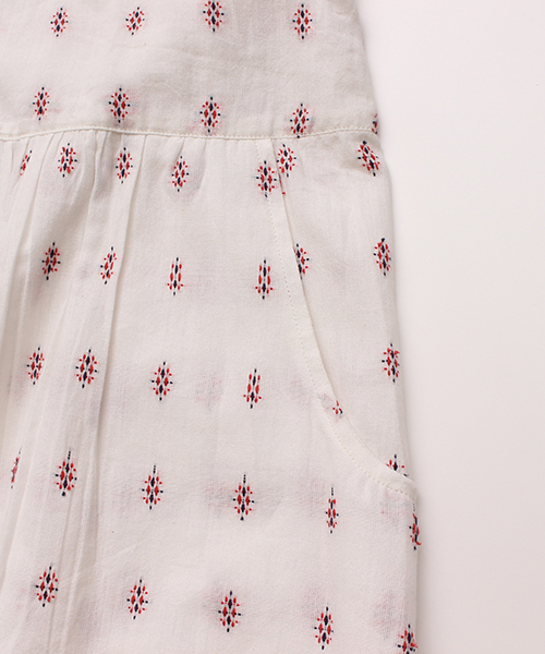 bulle de savon(ビュルデサボン)の「ドビークロスステッチ刺繍OP(ワンピース・レディース・ホワイト×レッド・FREE)」の4枚目の写真