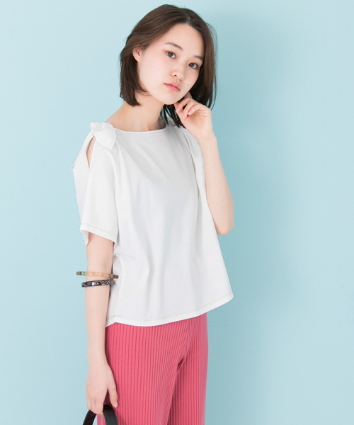 URBAN RESEARCH（アーバンリサーチ）の「UR 肩開きリボンプルオーバー（Tシャツ/カットソー・レディース・オフホワイト/キャメル/ピンク/ネイビー・FREE）」の2枚目の写真