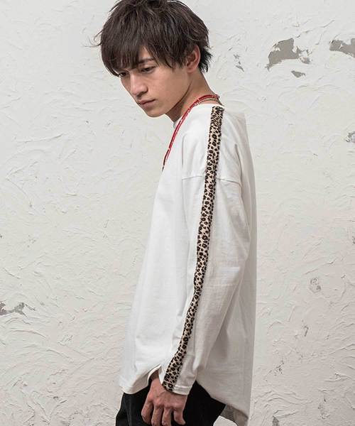 MinoriTY（マイノリティ）の「袖ラインロングスリーブTシャツ ロンT カットソー ヒョウ柄 レオパード（Tシャツ/カットソー・メンズ・ホワイト×ブラック/ホワイト系その他/ブラック系その他/ブラック×レッド/ホワイト×レッド・M/L）」の3枚目の写真