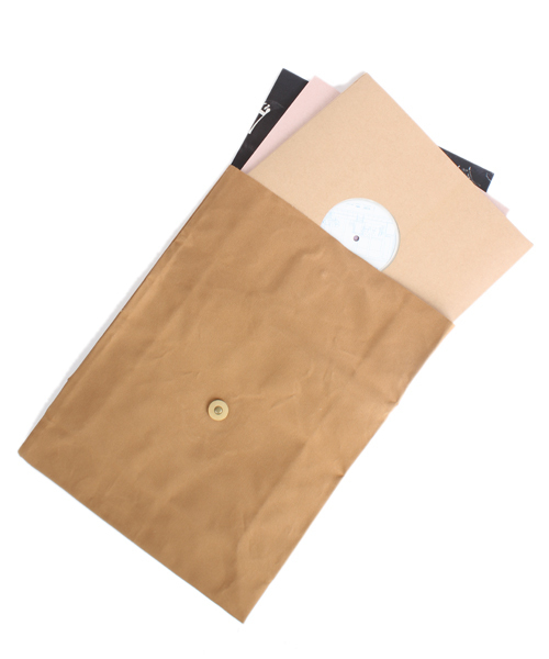 BEAMS RECORDS（ビームスレコーズ）の「TEMBEA×BEAMS RECORDS / 別注 レコード・クラッチ（クラッチバッグ・メンズ・グレー/ブラウン/レッド/ネイビー・ONE SIZE）」の11枚目の写真