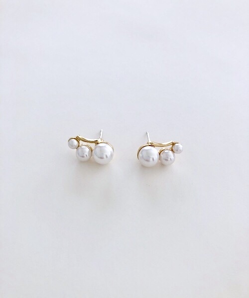 TIMELESS&THREE（タイムレスアンドスリー）の「スモールパールデザインピアス（ピアス（両耳用）・レディース・A/B/C/D/E/F/G/H/I/J/K/L/M/N/O/V/P/Q/R/S/T/U/W/X/Y/Z/その他1/その他2/その他3/その他4/その他5/その他6/その他7・FREE）」の3枚目の写真
