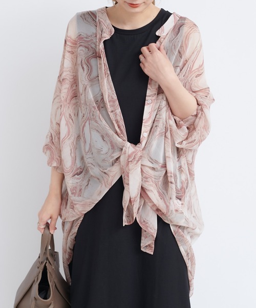 DouDou（ドゥドゥ）の「マーブルシアーシャツ（シャツ/ブラウス・レディース・ベージュ/ピンク・FREE）」の2枚目の写真