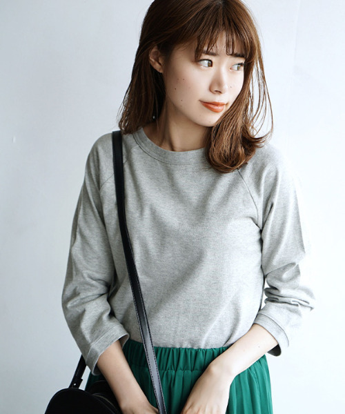 zootie（ズーティー）の「【汚れにくい撥水・撥油加工つき！】シミヘン加工 フレンチバスク ラグランカットソー［無地］（Tシャツ/カットソー・レディース・スモークピンク/ネイビー/ラベンダー/ブラック/杢グレー/ブルー系その他/オフホワイト/ベージュ/キャメル/チャコール/ダークブラウン/バーガンディー/グレイッシュブルー/グリーン/ピンク/グレー/ライラック/ベージュ系その他2/ベージュ系その他/ブラック系その他/ダークグリーン/チョコ/グレー系その他/ロイヤルブルー/レッド/イエロー系その他/ライトピンク/ライトイエロー/ライトブルー/ミント/レッド系その他・M/L/LL）」の6枚目の写真