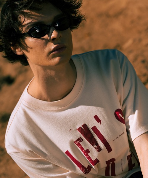 Levi's（リーバイス）の「Levi's(R) RED グラフィック Tシャツ ECRU（Tシャツ/カットソー・メンズ・マルチ・L/M/S/XL）」の2枚目の写真