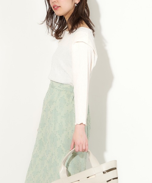 natural couture(ナチュラルクチュール)の「きらっと素材シンプルトップス(Tシャツ/カットソー・レディース・ブラック/オフホワイト/ライトベージュ・FREE)」の2枚目の写真
