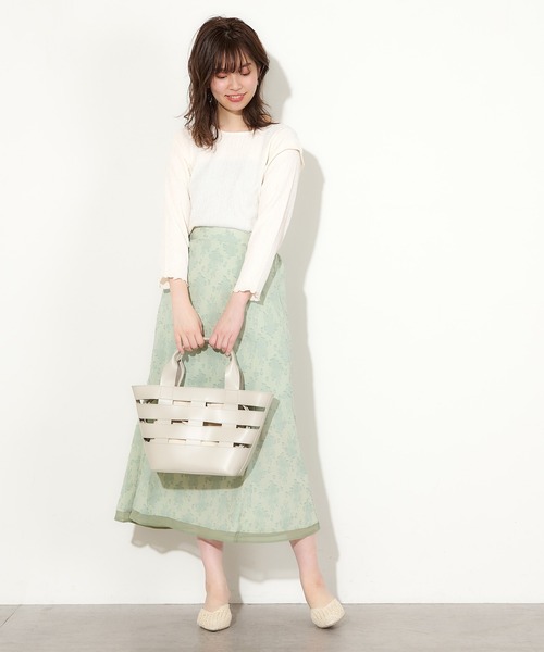 natural couture(ナチュラルクチュール)の「きらっと素材シンプルトップス(Tシャツ/カットソー・レディース・ブラック/オフホワイト/ライトベージュ・FREE)」の4枚目の写真