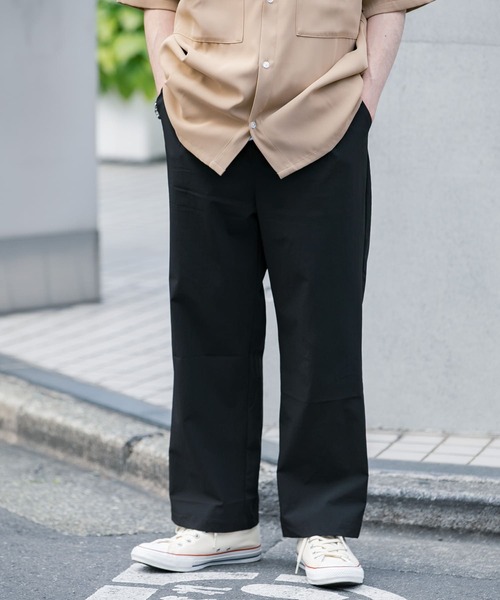 ITEMS URBANRESEARCH（アイテムズ アーバンリサーチ）の「ナイロン タックワイドパンツ（その他パンツ・メンズ・カーキ/グレー系その他/ブラック・LARGE/MEDIUM/SMALL）」の2枚目の写真