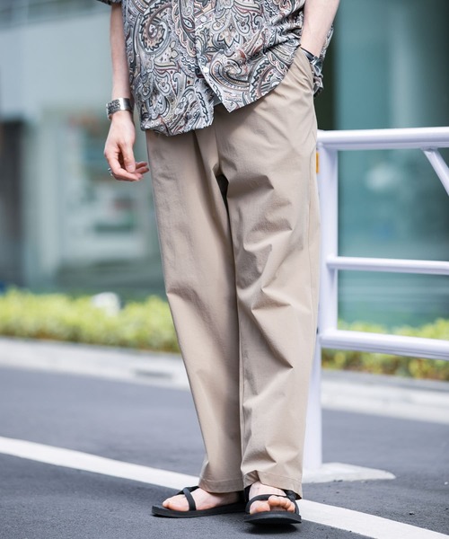 ITEMS URBANRESEARCH（アイテムズ アーバンリサーチ）の「ナイロン タックワイドパンツ（その他パンツ・メンズ・カーキ/グレー系その他/ブラック・LARGE/MEDIUM/SMALL）」の4枚目の写真