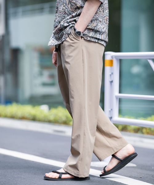 ITEMS URBANRESEARCH（アイテムズ アーバンリサーチ）の「ナイロン タックワイドパンツ（その他パンツ・メンズ・カーキ/グレー系その他/ブラック・LARGE/MEDIUM/SMALL）」の5枚目の写真