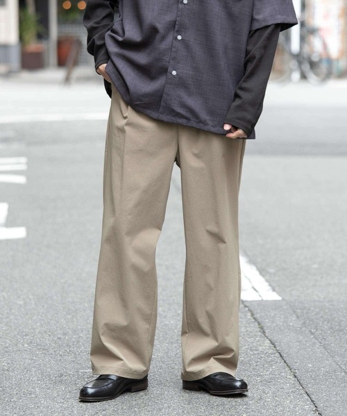 ITEMS URBANRESEARCH（アイテムズ アーバンリサーチ）の「ナイロン タックワイドパンツ（その他パンツ・メンズ・カーキ/グレー系その他/ブラック・LARGE/MEDIUM/SMALL）」の6枚目の写真