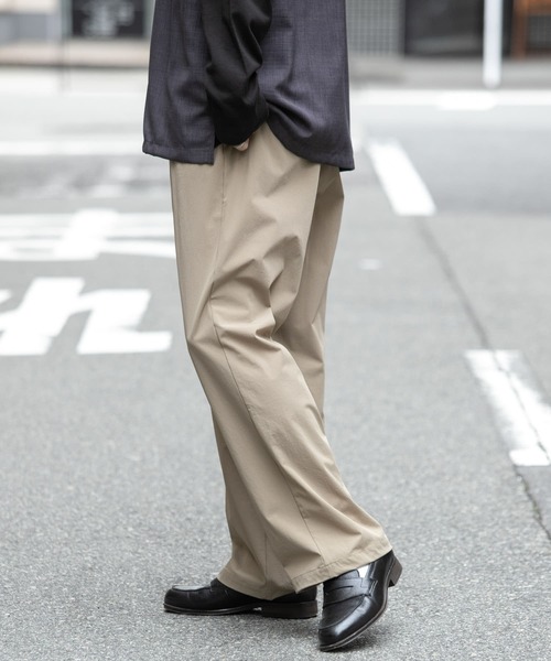 ITEMS URBANRESEARCH（アイテムズ アーバンリサーチ）の「ナイロン タックワイドパンツ（その他パンツ・メンズ・カーキ/グレー系その他/ブラック・LARGE/MEDIUM/SMALL）」の7枚目の写真