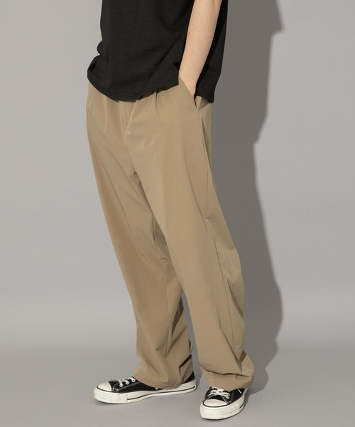 ITEMS URBANRESEARCH（アイテムズ アーバンリサーチ）の「ナイロン タックワイドパンツ（その他パンツ・メンズ・カーキ/グレー系その他/ブラック・LARGE/MEDIUM/SMALL）」の16枚目の写真