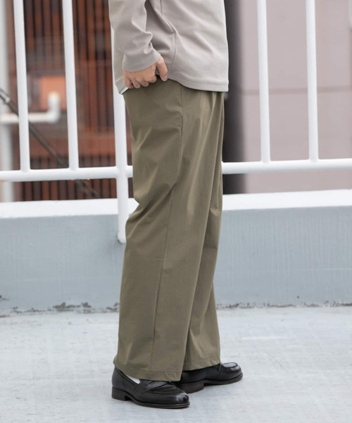 ITEMS URBANRESEARCH（アイテムズ アーバンリサーチ）の「ナイロン タックワイドパンツ（その他パンツ・メンズ・カーキ/グレー系その他/ブラック・LARGE/MEDIUM/SMALL）」の22枚目の写真