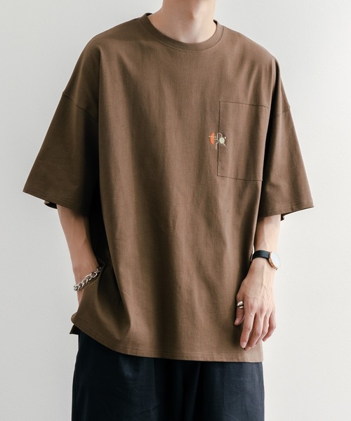 epnok(エプノック)の「サイドスリットepTシャツ(Tシャツ/カットソー・メンズ・ブラウン/オフホワイト/グレイッシュブルー・SMALL/MEDIUM/LARGE)」の1枚目の写真