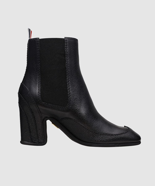 THOM BROWNE（トムブラウン）の「WINGTIP GALOSH ANKLE BOOTIE W/ 75MM BLOCK HEEL IN PEBBLE GRAIN LEATHER（ブーツ・レディース・ブラック・38/36/37）」の2枚目の写真