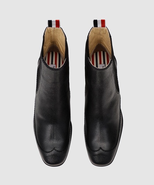 THOM BROWNE（トムブラウン）の「WINGTIP GALOSH ANKLE BOOTIE W/ 75MM BLOCK HEEL IN PEBBLE GRAIN LEATHER（ブーツ・レディース・ブラック・38/36/37）」の5枚目の写真