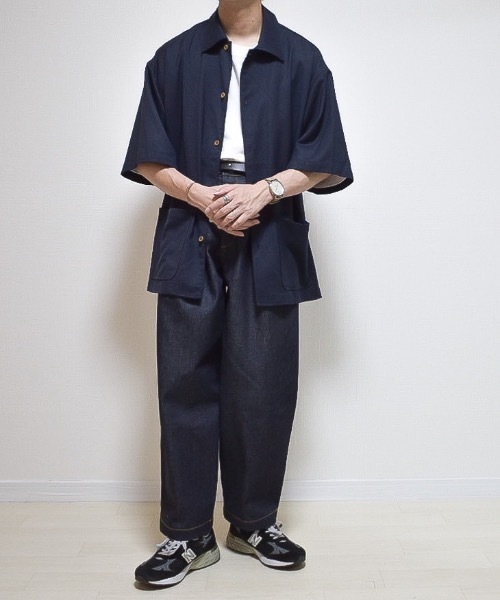 INTER FACTORY（インターファクトリー）の「ファッションインフルエンサー たいが - リネンタッチカバーオールシャツ　made in INTER FACTORY（シャツ/ブラウス・メンズ・ベージュ/チャコールグレー・MEDIUM/LARGE）」の4枚目の写真