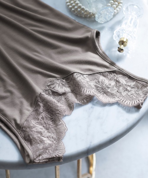 YU'NOW（ユナウ）の「【吸湿発熱】【抗菌防臭】２ＷＡＹタンクトップ（インナーウェア/肌着・レディース・ブルー/ラベンダー/グレイッシュベージュ/ブラック/オフホワイト/チャコールグレー/グレー/アッシュブラウン/グリーン・MEDIUM/X-LARGE/XXX-LARGE/LARGE/XX-LARGE/XXXX-LARGE/SMALL）」の7枚目の写真