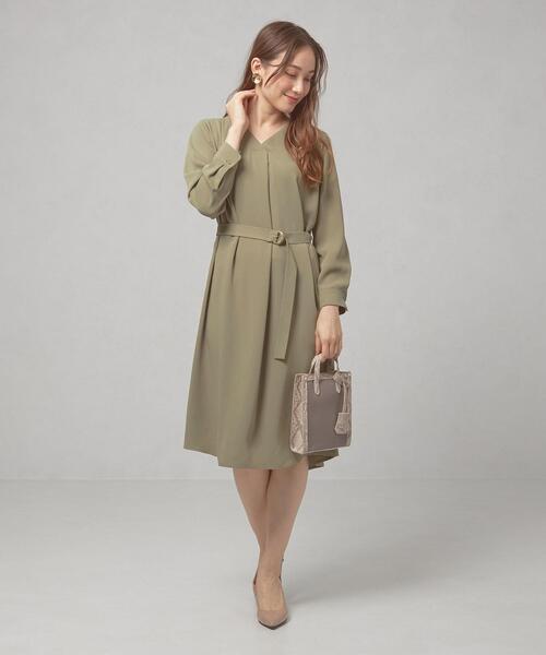 closet story（クローゼットストーリー）の「＜closet story（クローゼットストーリー）＞ タックVネック サックワンピース -ウォッシャブル-（ワンピース・レディース・ベージュ/イエロー・FREE）」の2枚目の写真