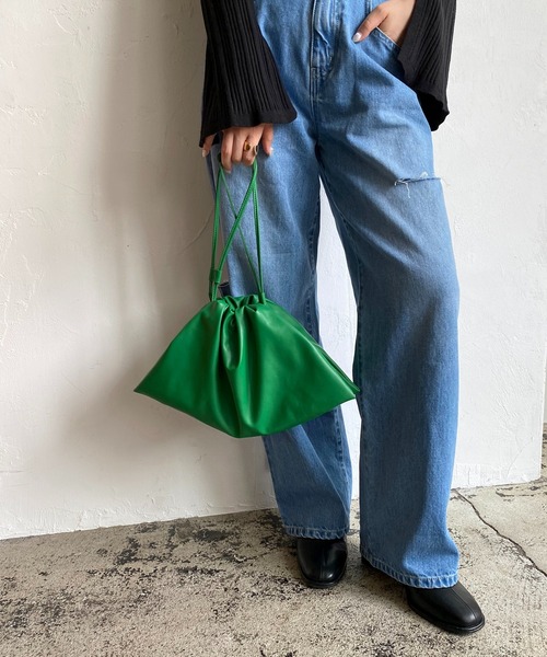 CAPRICIEUX LE'MAGE（カプリシューレマージュ）の「ビーガンレザーワイド巾着（ショルダーバッグ・レディース・ブラック/グリーン・ONE SIZE）」の2枚目の写真