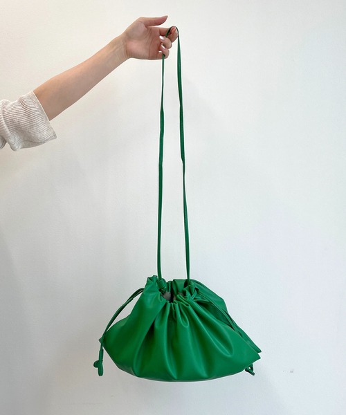 CAPRICIEUX LE'MAGE（カプリシューレマージュ）の「ビーガンレザーワイド巾着（ショルダーバッグ・レディース・ブラック/グリーン・ONE SIZE）」の17枚目の写真