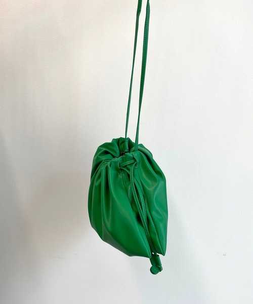 CAPRICIEUX LE'MAGE（カプリシューレマージュ）の「ビーガンレザーワイド巾着（ショルダーバッグ・レディース・ブラック/グリーン・ONE SIZE）」の18枚目の写真