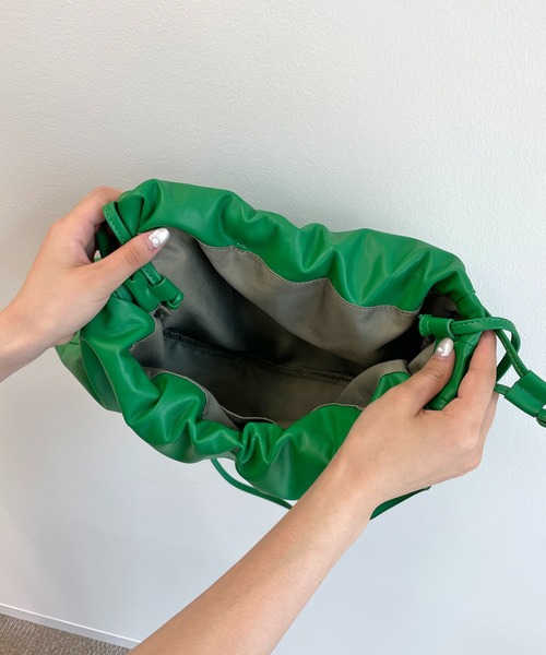 CAPRICIEUX LE'MAGE（カプリシューレマージュ）の「ビーガンレザーワイド巾着（ショルダーバッグ・レディース・ブラック/グリーン・ONE SIZE）」の19枚目の写真