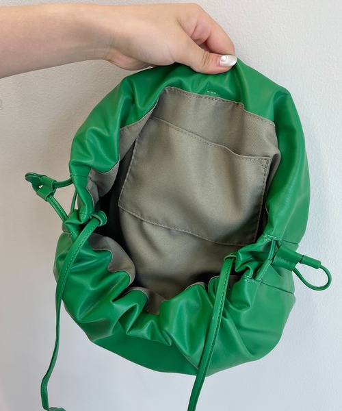 CAPRICIEUX LE'MAGE（カプリシューレマージュ）の「ビーガンレザーワイド巾着（ショルダーバッグ・レディース・ブラック/グリーン・ONE SIZE）」の20枚目の写真