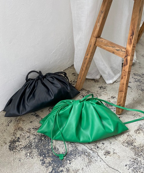 CAPRICIEUX LE'MAGE（カプリシューレマージュ）の「ビーガンレザーワイド巾着（ショルダーバッグ・レディース・ブラック/グリーン・ONE SIZE）」の6枚目の写真