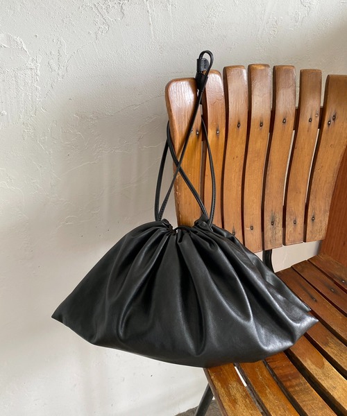 CAPRICIEUX LE'MAGE（カプリシューレマージュ）の「ビーガンレザーワイド巾着（ショルダーバッグ・レディース・ブラック/グリーン・ONE SIZE）」の7枚目の写真