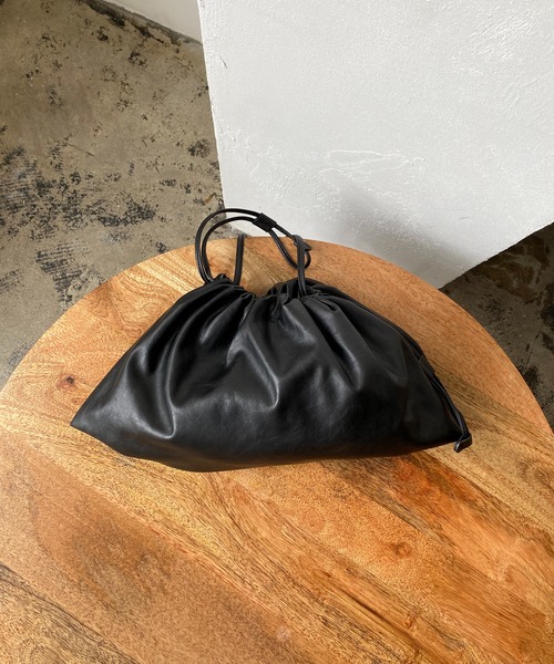 CAPRICIEUX LE'MAGE（カプリシューレマージュ）の「ビーガンレザーワイド巾着（ショルダーバッグ・レディース・ブラック/グリーン・ONE SIZE）」の8枚目の写真