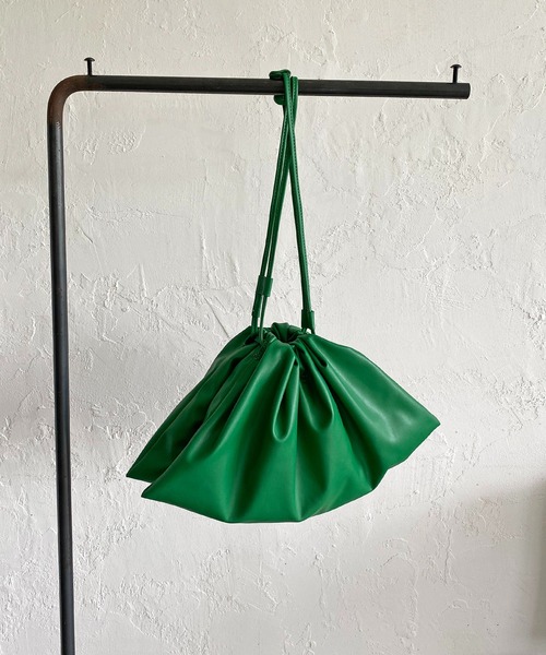 CAPRICIEUX LE'MAGE（カプリシューレマージュ）の「ビーガンレザーワイド巾着（ショルダーバッグ・レディース・ブラック/グリーン・ONE SIZE）」の11枚目の写真