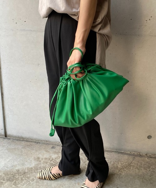 CAPRICIEUX LE'MAGE（カプリシューレマージュ）の「ビーガンレザーワイド巾着（ショルダーバッグ・レディース・ブラック/グリーン・ONE SIZE）」の13枚目の写真