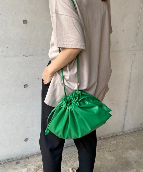 CAPRICIEUX LE'MAGE（カプリシューレマージュ）の「ビーガンレザーワイド巾着（ショルダーバッグ・レディース・ブラック/グリーン・ONE SIZE）」の14枚目の写真