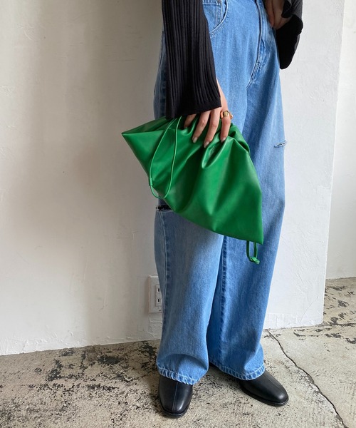 CAPRICIEUX LE'MAGE（カプリシューレマージュ）の「ビーガンレザーワイド巾着（ショルダーバッグ・レディース・ブラック/グリーン・ONE SIZE）」の15枚目の写真