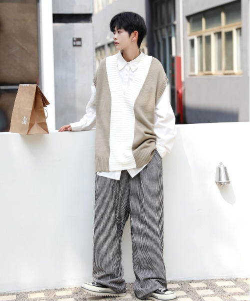 neos（ネオス）の「【neos -addictive design-】ルーズシルエット バイカラー Vネック チルデン ニット ベスト（ベスト・メンズ・ブルー/ベージュ/ブラック・MEDIUM/X-LARGE/LARGE）」の5枚目の写真