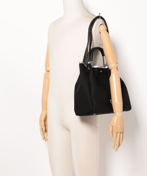 THREE DOG NIGHT(スリードッグナイト)の「STUART Metal handle 2way Tote Bag トートバック ショルダーバック(ショルダーバッグ・レディース・ブラック/ベージュ・ONE SIZE)」の6枚目の写真