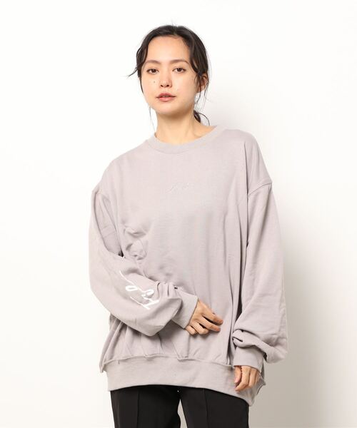 FILA(フィラ)の「【FILA/フィラ】裏毛袖ロゴプリントスウェットクルートレーナー(スウェット・レディース・ホワイト/ブラック/ライトブラウン・MEDIUM/LARGE)」の3枚目の写真