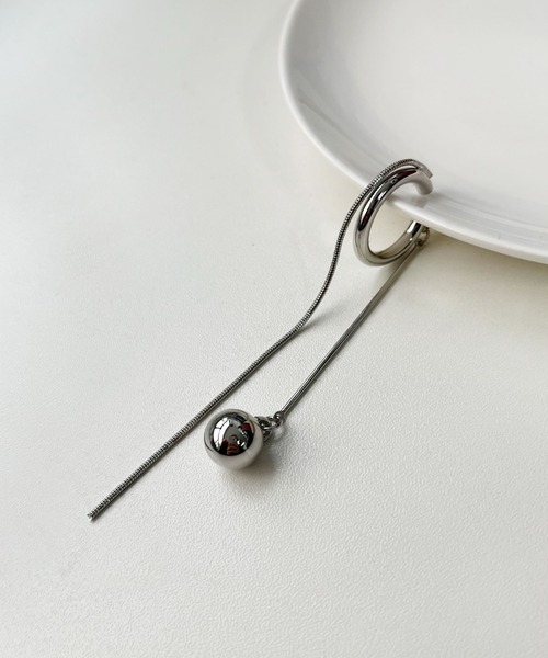 CEMONEMO(セモネモ)の「メタルボール ドロップ チェーン ロング イヤーカフ(イヤーカフ・レディース・シルバー/ゴールド・FREE)」の13枚目の写真