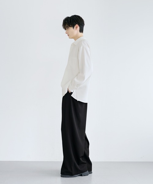 LILL(リル)の「ルーズシルエットドレープリラクシング長袖シャツ(シャツ/ブラウス・メンズ・その他1/チャコールグレー/サックスブルー/ホワイト/ネイビー/ライトグレー/ブラウン/ホワイト×ブラック/ブラック×ホワイト/ブルー系/ブラック系/ホワイト系・L/XL/S/M)」の21枚目の写真