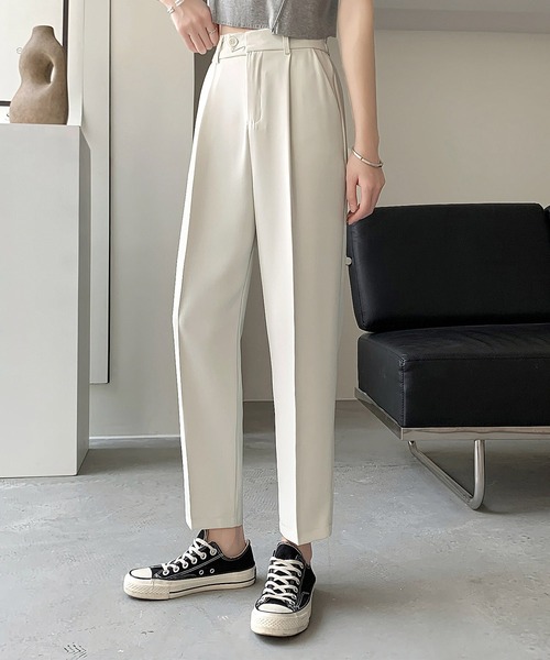 Dita(ディータ)の「センタープレステーパードパンツ(スラックス・レディース・グレイッシュベージュ/ブラック/ホワイト・L/S/M)」の2枚目の写真
