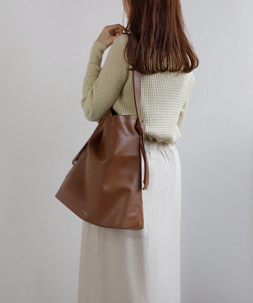 ANEMONE（アネモネ）の「レザー調ノットワンハンドルトートバッグ（トートバッグ・レディース・アイボリー/ブルー/グレイッシュベージュ/ブラウン/オレンジ/ブラック/オフホワイト/ライトイエロー/パープル/グリーン/ワイン/シルバー/ライトグレー/ネイビー/イエロー・FREE）」の6枚目の写真