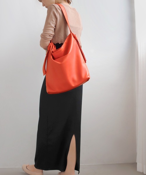 ANEMONE（アネモネ）の「レザー調ノットワンハンドルトートバッグ（トートバッグ・レディース・アイボリー/ブルー/グレイッシュベージュ/ブラウン/オレンジ/ブラック/オフホワイト/ライトイエロー/パープル/グリーン/ワイン/シルバー/ライトグレー/ネイビー/イエロー・FREE）」の14枚目の写真