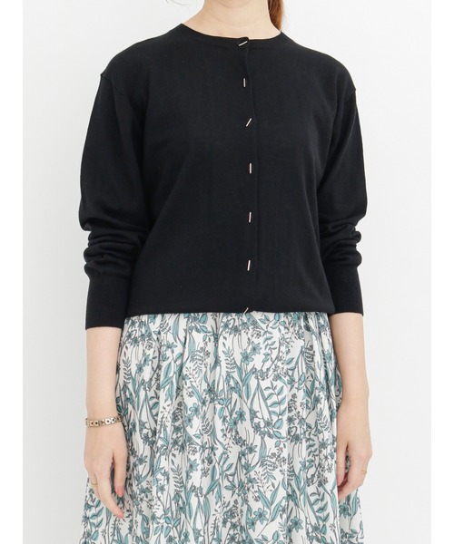 Te chichi（テチチ）の「Tバーボタンクルーネックカーディガン（カーディガン/ボレロ・レディース・ブラック/オフホワイト/シルバー/ブルー・ﾌﾘ-）」の2枚目の写真